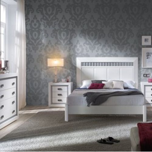 Dormitorio lacado blanco con detalle plata